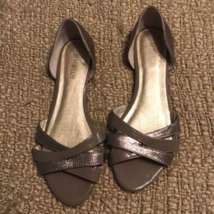 Open-toed brown flats